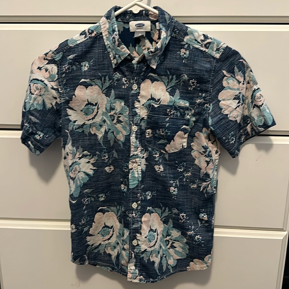 Kids Old Navy size medium (8) button down Hawaiian shirt